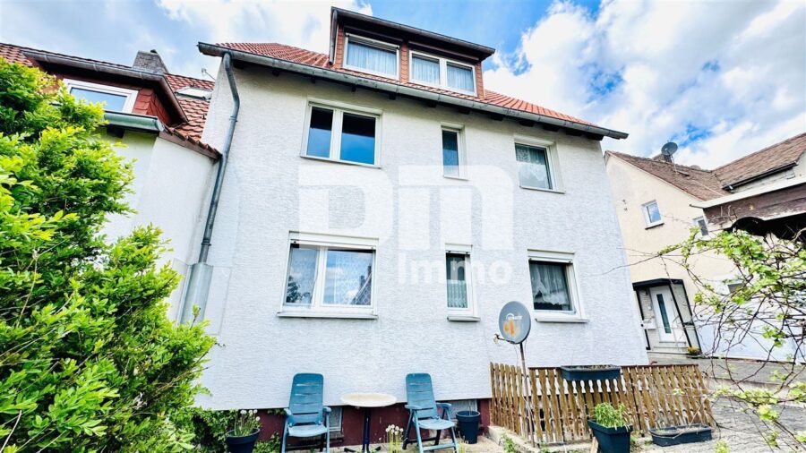 Modernisiertes Zweifamilienhaus mit Maisonettebereich in Panorama Traumlage + Garage / Terrasse - Rückansicht